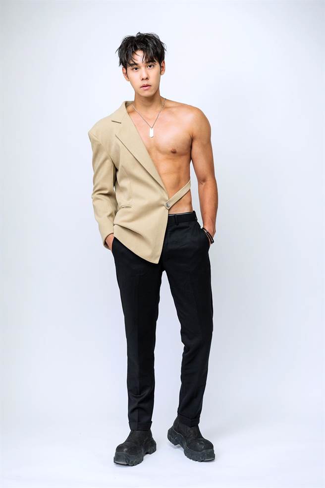 周予天日前拍摄帅照，大秀好身材。（星空飞腾提供）