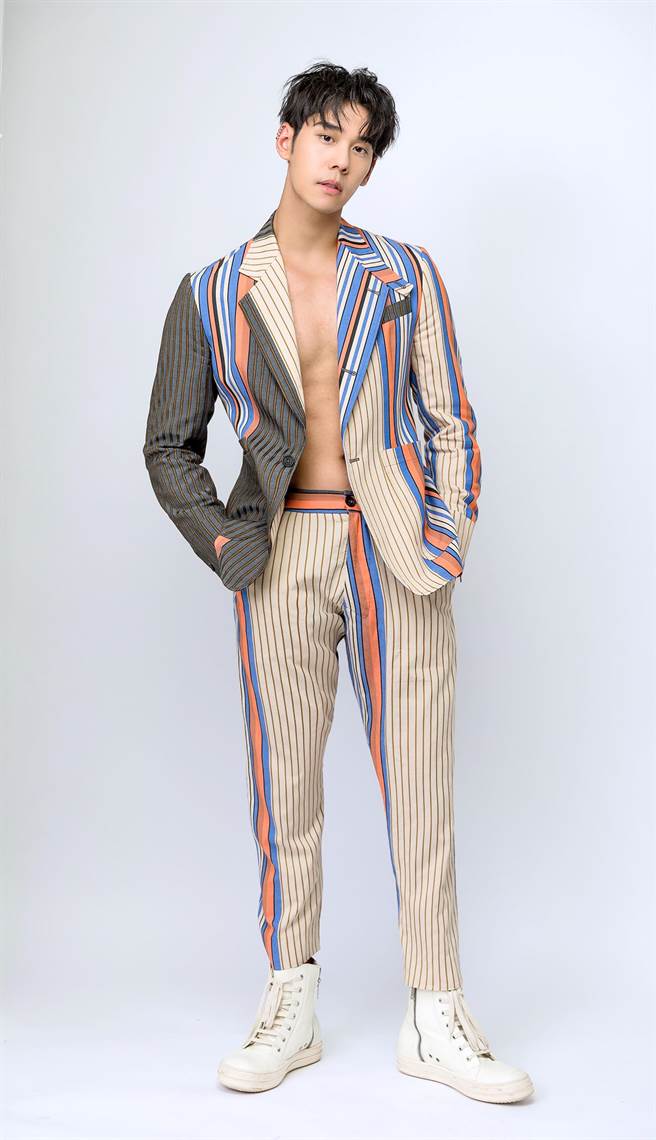 周予天日前进棚拍摄，大秀好身材。（星空飞腾提供）