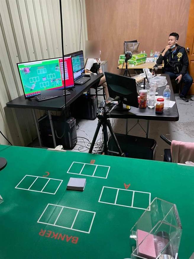 台南市警六分局破获的LINE线上直播博弈网站，以周薪1万元聘请外籍女荷官发牌。（读者提供／洪荣志台南传真）