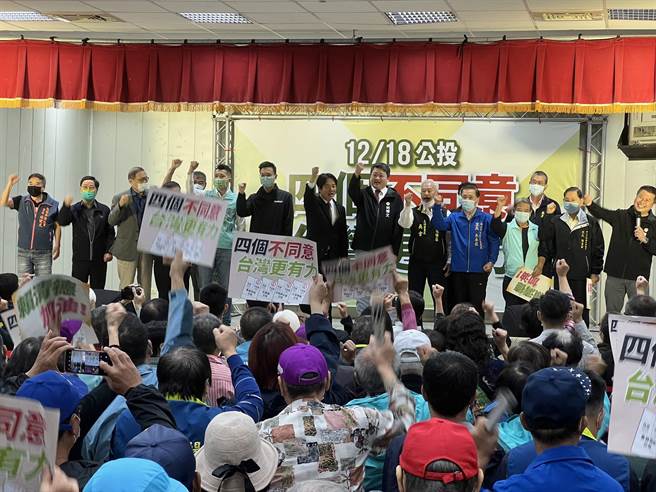 民进党「四个不同意」公投说明会今晚在板桥五权公园举行。（王扬杰摄）