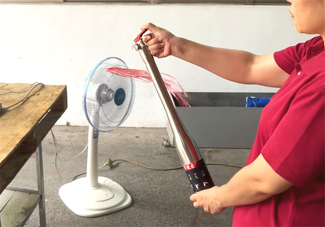 有業者推出球棒型的滅火器，主打造型輕巧便攜，又有防身功能。（翻攝YouTube「防災專家」）