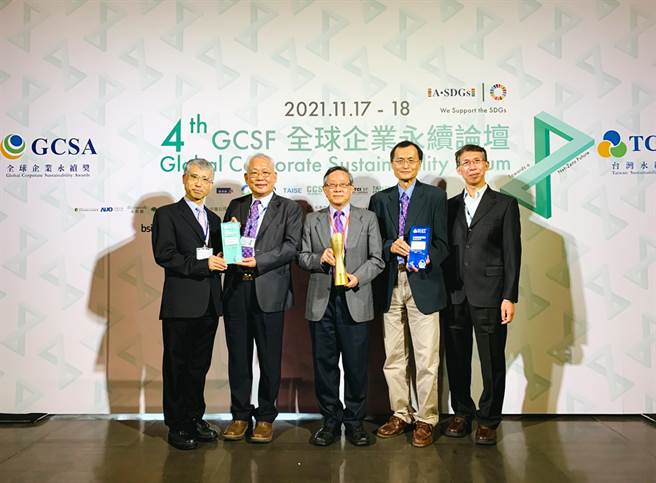 清華大學榮獲台灣永續典範大學獎桂冠，校長賀陳弘（中）代表領獎。（清大提供／邱立雅竹市傳真）