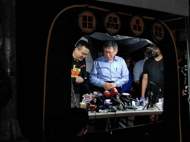 今日是國民黨台北市議員羅智強夜宿凱道第19天，他請來身兼民眾黨主席的台北市長柯文哲合體直播，2人雖立場不同，但互動時有說有笑。（黃婉婷攝）