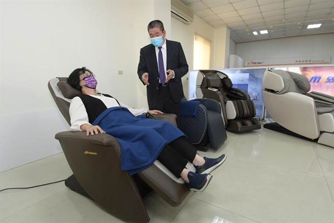 光昱金属董事长谢文旭（右）17日亲自解说下，彰化县长王惠美亲自体验光昱的按摩椅的按摩效果。（图／彰化县政府提供）
