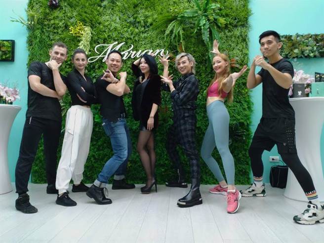 知名艺人嘻小瓜(右三)今日到玛丽安会馆站台，带来精彩的歌唱表演助阵。图／业者提供