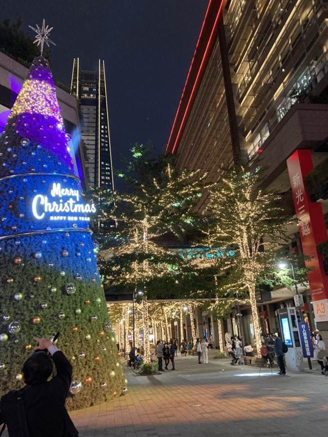 新光三越最高耶誕樹點燈，開出五大IG打卡熱點。（圖／李麗滿）
