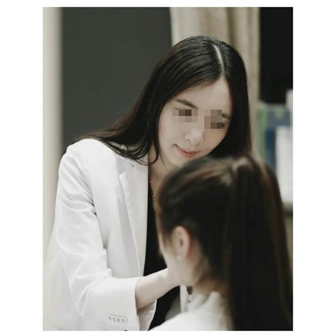 外貌出眾的刘姓正宫，传言对许蓝方释出善意，不排除当面谈和解。(图／翻摄刘女任职诊所网页)