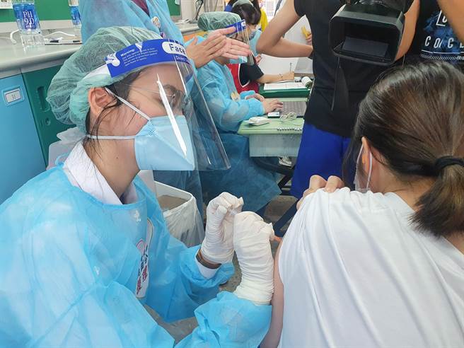 桃罗罗浮高中17日打流感疫苗，有14名学生集体晕针送医，图为示意图，并非当事人。（陈梦茹摄）