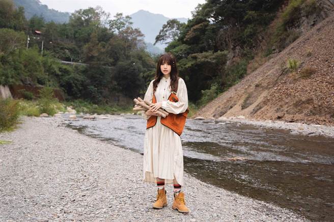 文慧如上山當苦行僧被巴掌大蜻蜓纏身嚇壞（華研國際提供）