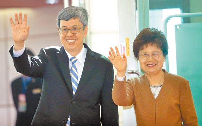 前副总统陈建仁15日至21日应邀出访波兰及立陶宛，由于两国并未开放施打高端疫苗者入境，外界质疑打两剂高端的陈建仁如何前往。图为陈建仁（左）及夫人罗凤苹（右）。（本报资料照片）