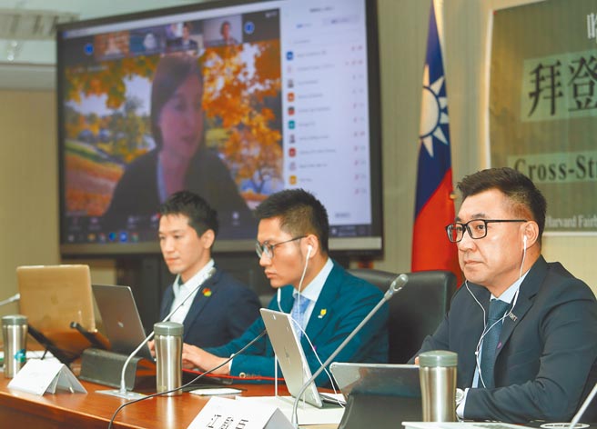 哈佛大学费正清中国研究中心16日举行「拜登上任一年后的中美台关系」视讯座谈会，民进党立委何志伟（左起）、哈佛大学费正清研究中心协同研究员George Yin、国民党立委江启臣等人出席与谈。（刘宗龙摄）