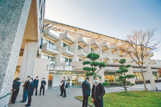 為紓緩防疫旅館量能，今起兩階段分流開放集中檢疫所訂房。圖為烏來檢疫所。（本報資料照片）