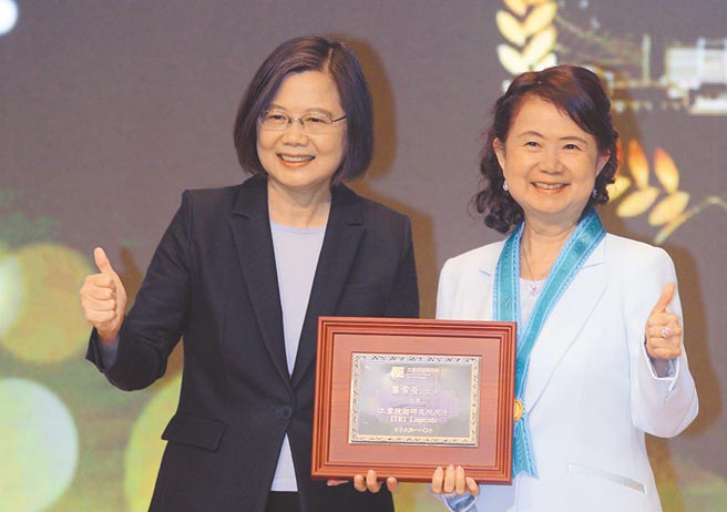 Onward Therapeutics董事长叶常菁（右）获选第10届工研院院士，为史上首任女性院士，16日由蔡英文总统（左）亲自颁发证书。（张铠乙摄）