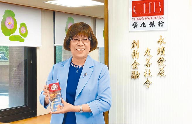 彰银连续2年获永续韧性领航奖，彰银董事长凌忠嫄于BSI年会线上透过影片和与会者分享获奖感言。（彰银提供）