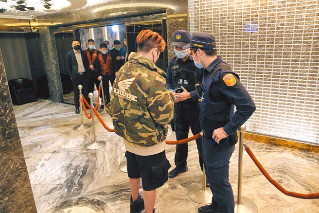台北市警大安分局16日凌晨1時，在轄區酒店加強臨檢，酒客要有小黃卡才能消費。（黃世麒攝）