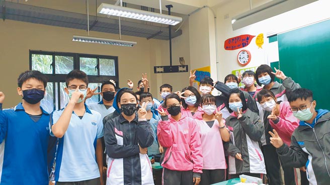 基隆市中正国中昨上午有一只领角鸮密访802教室，全校师生抢着拍照留念。（摘自基隆市中正国中脸书／陈彩玲基隆传真）