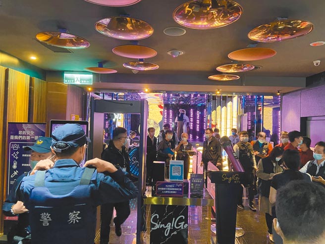 市議員許家蓓質疑，北市列管的老舊複合甲類建物，公安申報不合格率近10％，且仍有4000多處大樓無管委會，但市府每年僅輔導25處大樓，照此效率恐要百年才能輔導完，根本龜速。（翻攝畫面／黃婉婷台北傳真）