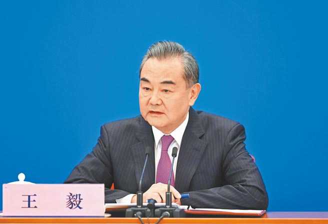 拜習視訊峰會舉行之際，大陸外交部長王毅16日投書《求是》雜誌，稱堅定決心維護國家主權和發展利益。（新華社）