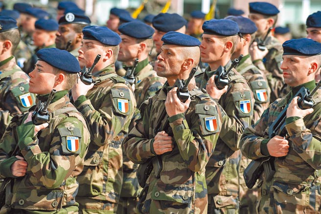 北約部隊在愛沙尼亞北部塔帕陸軍基地舉行升旗和閱兵儀式。根據歐盟一份名為《戰略指南針》的草案，歐盟考慮在2025年前成立一支5000人組成的聯合部隊，能介入各種危機，不需美國支援。（新華社）
