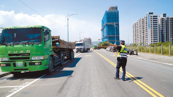 新北市针对大型车辆违规加强执法，图为台北港区周边执法情形。（新北市交通局提供／叶德正新北传真）