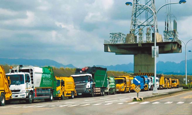 垃圾车每天都大排长龙，等候进入乌日焚化厂，台中市议员要求环保局应新设焚化炉并加速汰旧换新。（民眾提供／陈世宗台中传真）