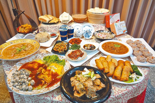 每年都被秒殺瘋搶的鹿溪宴，今年因疫情考量桌數大縮水為200桌；16日上午8點半準時開放報名，現場和網路報名瞬間額滿。（鹿港鎮公所提供／謝瓊雲彰化傳真）