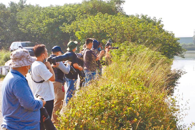 空军16日进行F16-V新机接装典礼最后一次预演，航空迷们拿着专业相机在基地附近拍摄。（读者提供／张亦惠嘉县传真）