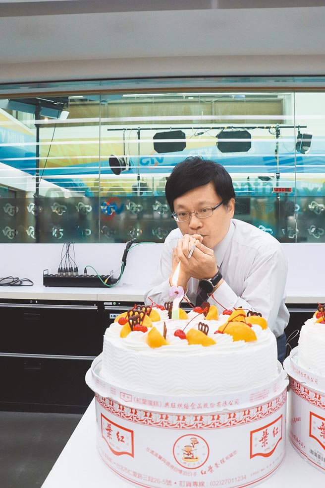 戴立綱昨用吸管吹熄蛋糕上的蠟燭。（中視提供）