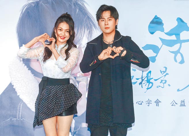 范扬景（右）昨参与公益活动，好友蜜雪到场助阵。（粘耿豪摄）