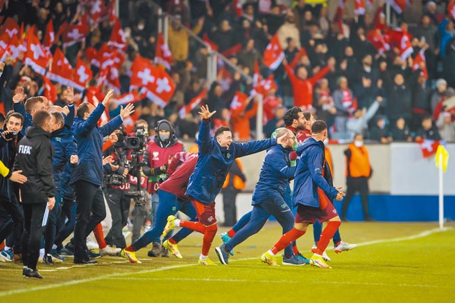 瑞士主場4比0痛宰保加利亞，確定連5屆晉級世足會內賽，獲勝瞬間板凳球員衝入場內慶祝。（美聯社）