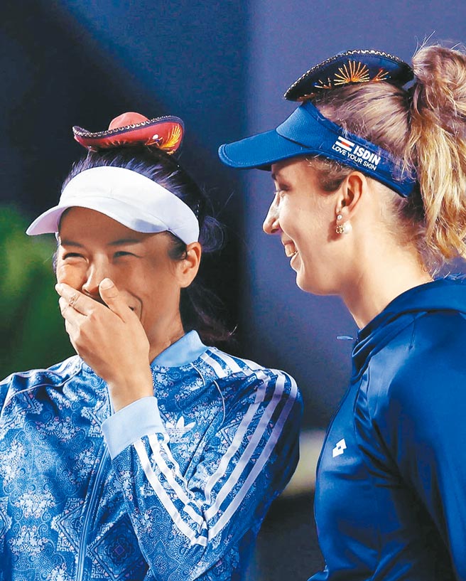 謝淑薇（左）、梅騰絲在WTA年終總決賽闖進雙打4強。（摘自WTA官方推特）
