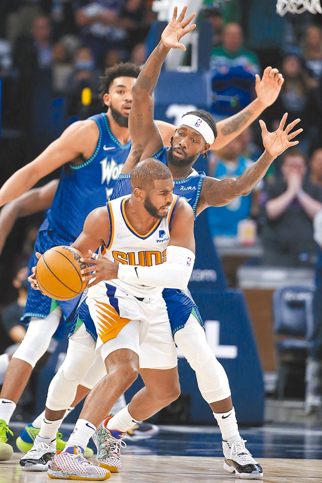 太阳控卫保罗（下）在第4节发威砍下19分。（美联社）