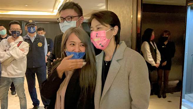 台北市副市長黃珊珊視察警方臨檢復業酒店，店裡行政人員在臨檢結束後，主動要求和她合影，並吐露停工半年的辛酸。（民眾提供）