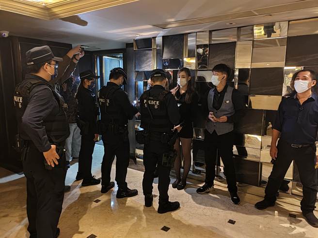 警方連續三天臨檢復業酒店。（胡欣男攝）