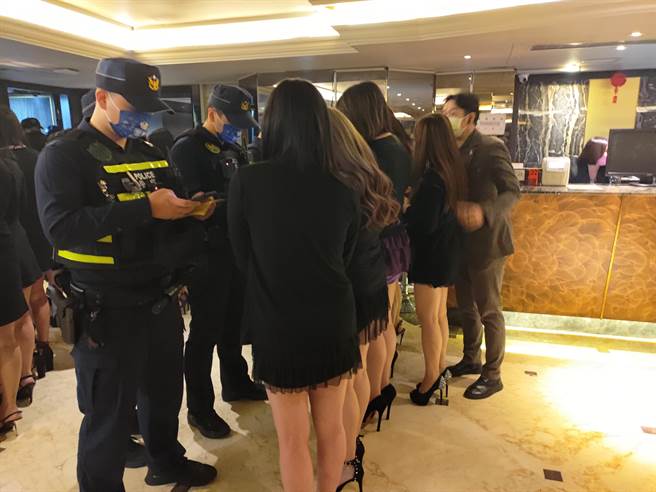 警方連續三天臨檢復業酒店。（胡欣男攝）