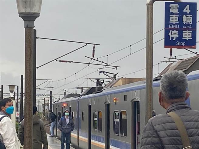 大山车站至后龙车站因电线掉落，目前路线中断，图为旅客在大山站停靠画面。（图／翻摄自台铁家族）