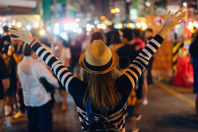 在夜市擺攤的年輕人妻戀上隔壁攤的男子，2人在前年6月2次相約到旅館開房間，男子事後還傳訊息問小芳「叔叔就是打砲的工具嗎？」（示意圖/Shutterstock提供）