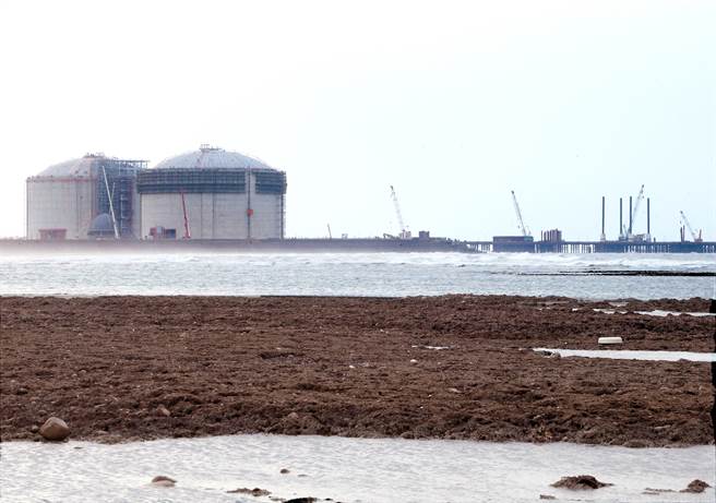 位于桃园观音区观塘液化天然气接收站（简称第三接收站）工地的两座天然气储槽与连结外推码头的联络道路，不受朝野口水战影响，照既定兴建进度施工。(陈怡诚摄）