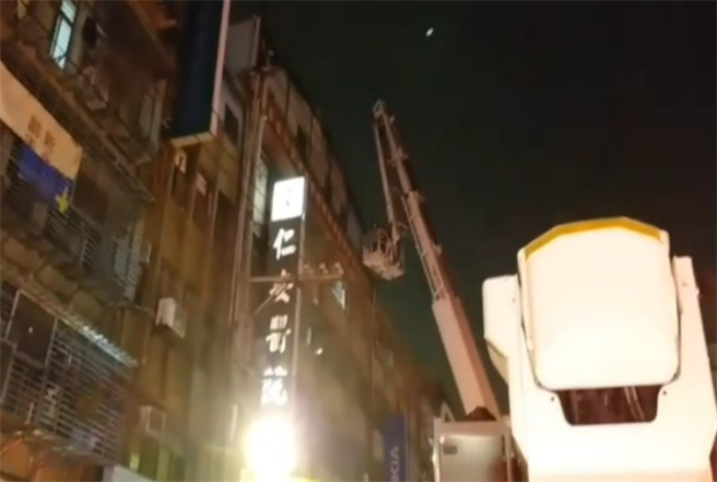 新北市土城仁安醫院今凌晨1時許傳出火警，6樓儲藏室竄出火煙，消防人員出動大批人力救援，布制水線在半小時內撲滅火勢，但由於該院因火警發生停電，造成醫療照護中斷，消防人員緊急將6名重症患者轉往他院，所幸現場無人員傷亡。（蔡雯如翻攝）