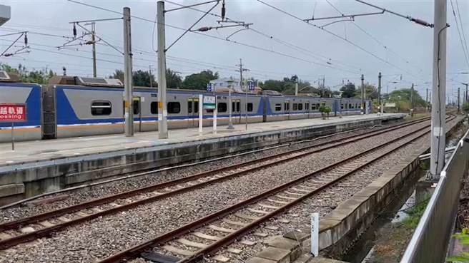 台铁苗栗县后龙镇大山站18日上午发生电车线故障，造成列车停驶。（读者提供／谢明俊苗栗传真）
