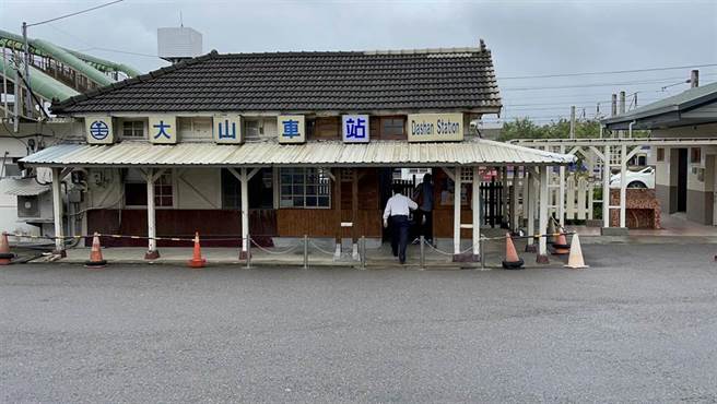 台铁苗栗县后龙镇大山站18日上午发生电车线故障，造成列车停驶。（读者提供／谢明俊苗栗传真）
