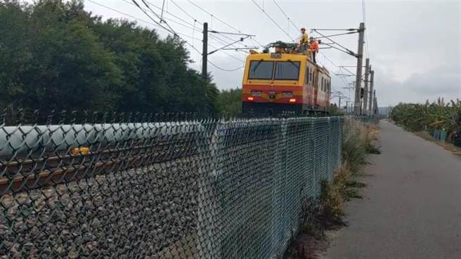 台铁苗栗县后龙镇大山站18日上午发生电车线故障，造成列车停驶，台铁人员正在抢修中。（读者提供／谢明俊苗栗传真）
