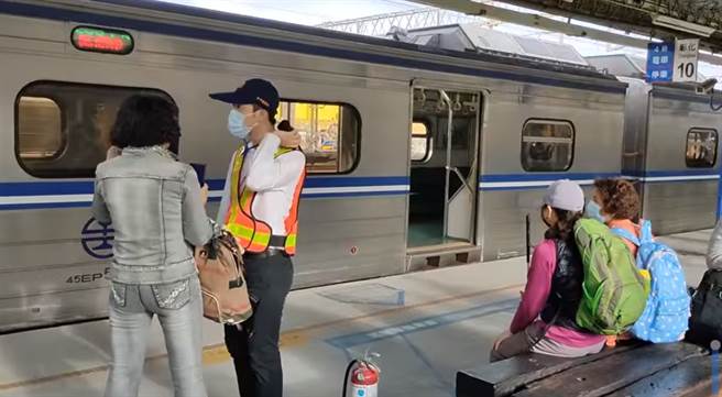 台鐵2004區間車，今上午8時驚傳疑似失火，車廂瀰漫陣陣塑膠燃燒氣味，列車緊急停靠彰化站，有旅客在臉書PO文分享現場狀況。（圖／翻攝自靠北台鐵）