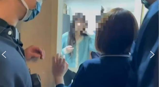 陈女和嫖客从事性交易后，走出房门被移民署人员和警方查获。（翻摄照片／石秀华高雄传真）
