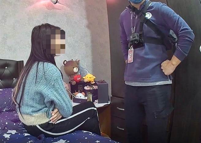 26岁的陈女卖淫被查获，无奈坐在床上等候移民署人员和警方问讯。（翻摄照片／石秀华高雄传真）
