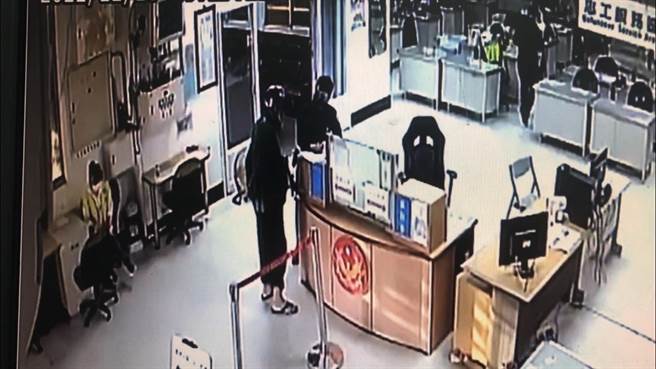 高男到派出所拿信，没想到浑身酒味被员警实施酒测。（翻摄照片／洪靖宜）