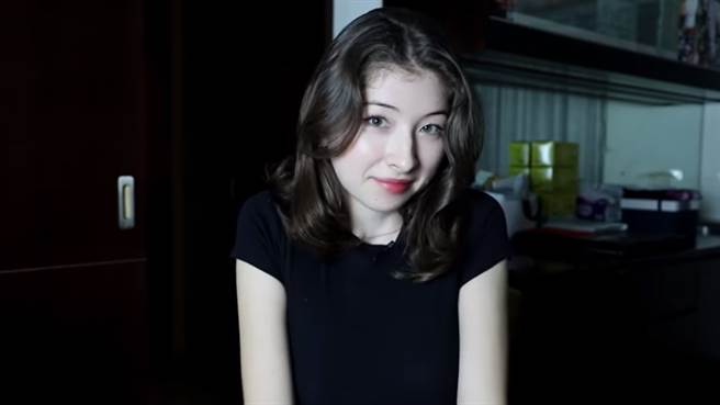 现居台湾的法国正妹芭芭拉，为了学习中文到台湾，本来计画要到大陆，但在母亲却建议她到台湾，没想到她这一来就是5年，她透露母亲「有点后悔让她搬来台湾」。（图／翻摄自《不要闹工作室》）