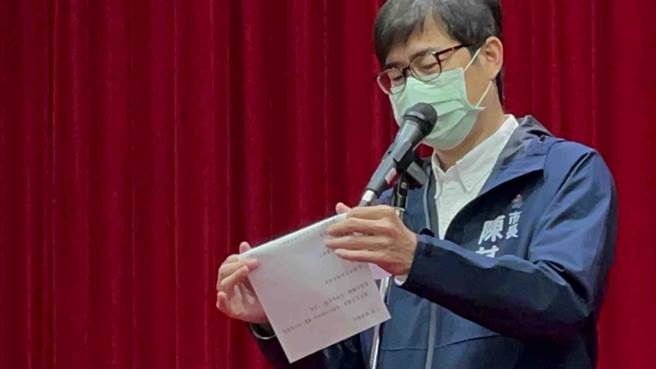 今（18）日媒体再追问五月天到底要不要来？陈其迈笑称，怕爆雷准备稿子照念。（柯宗纬摄）