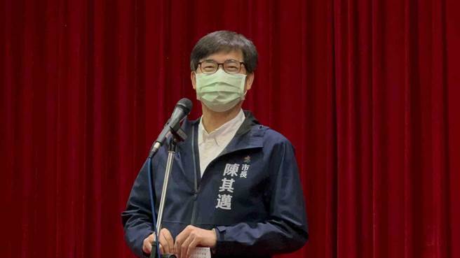 五月天到底要不要来？陈其迈笑称，怕爆雷准备稿子照念，会比照台积电尊重主办单位，由相信音乐宣布比较好。（柯宗纬摄）