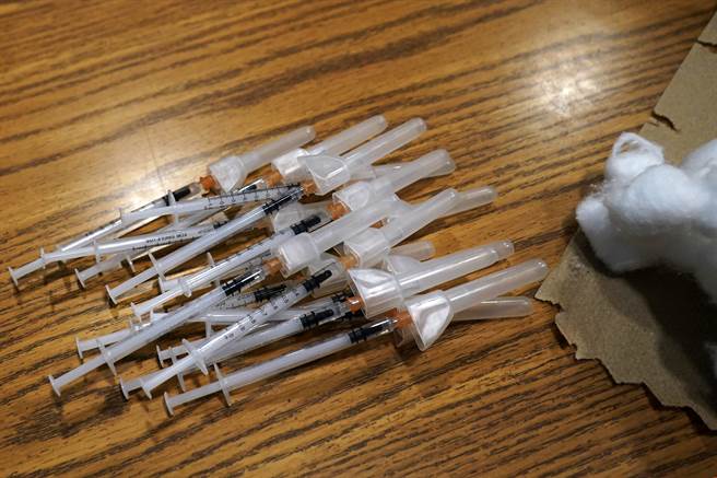 2022年開始，美國計劃每年增產10億劑mRNA疫苗，為未來疫情威脅作準備。 (圖/美聯社) 